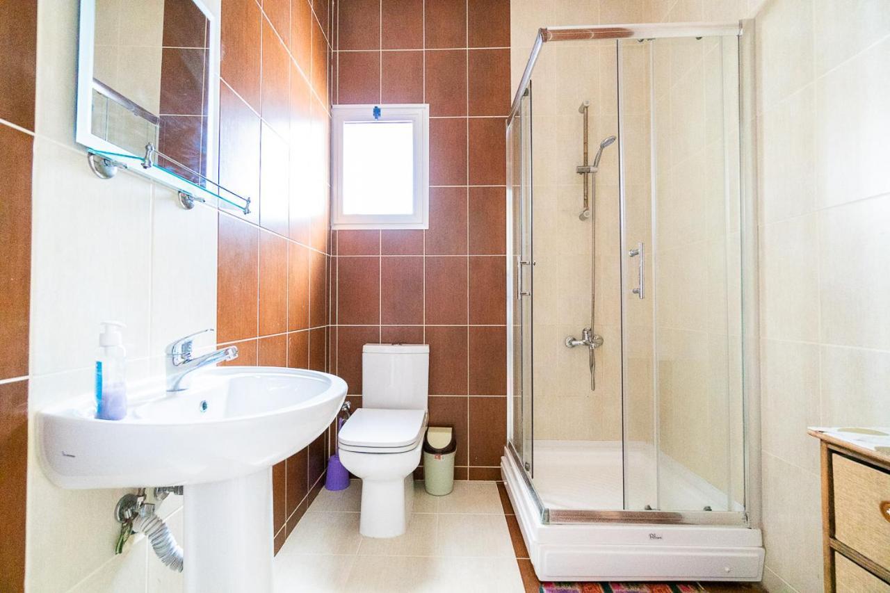 Luxury Two-Bedroom Apartment In Amazing Place Lukomorye C4 Karavas  Esterno foto